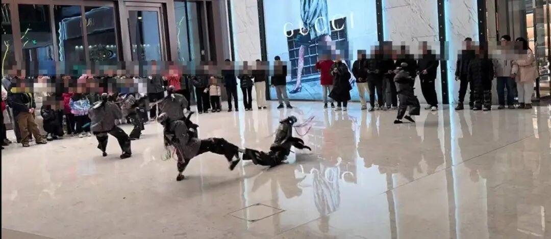 “机器人表演武术回旋踢将同伴踹飞”视频爆火出圈，商场：用的是