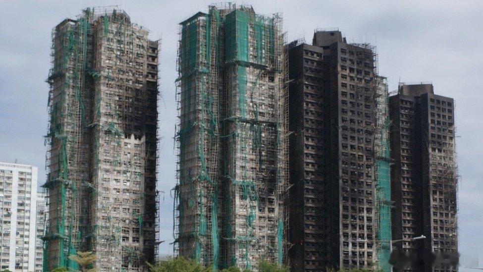 凤凰新闻【香港宏福苑大火中的“当事者”们】澎湃新闻记者陈灿杰吴菁陈蕾编辑黄霁洁实