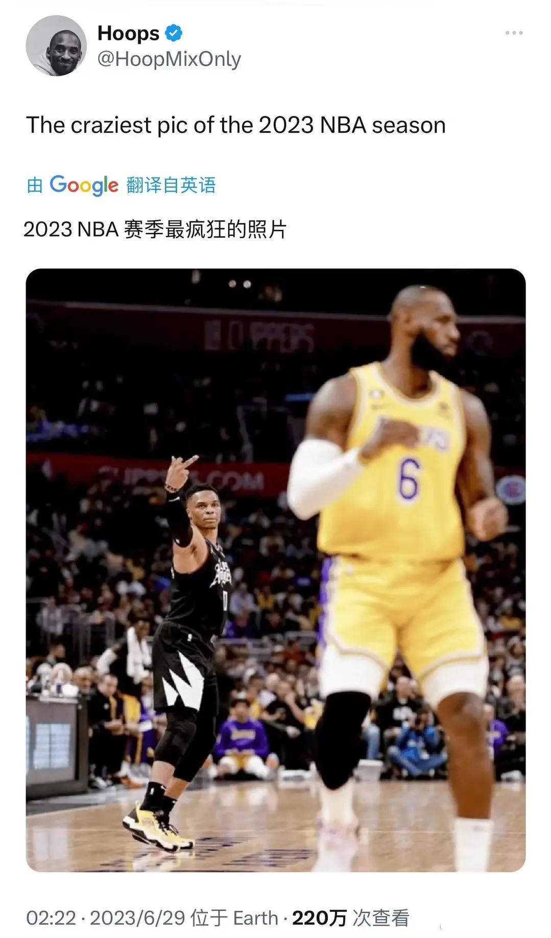 美媒说这是2023年NBA最疯狂的照片。

威少竖中指，刚好詹姆斯站前面。

讲