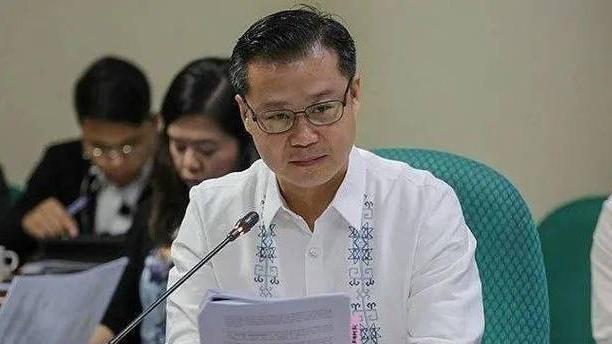 根据菲律宾移民局2026年9月10日证实，参议员艾伦·彼得·卡耶塔诺与皮娅·卡耶