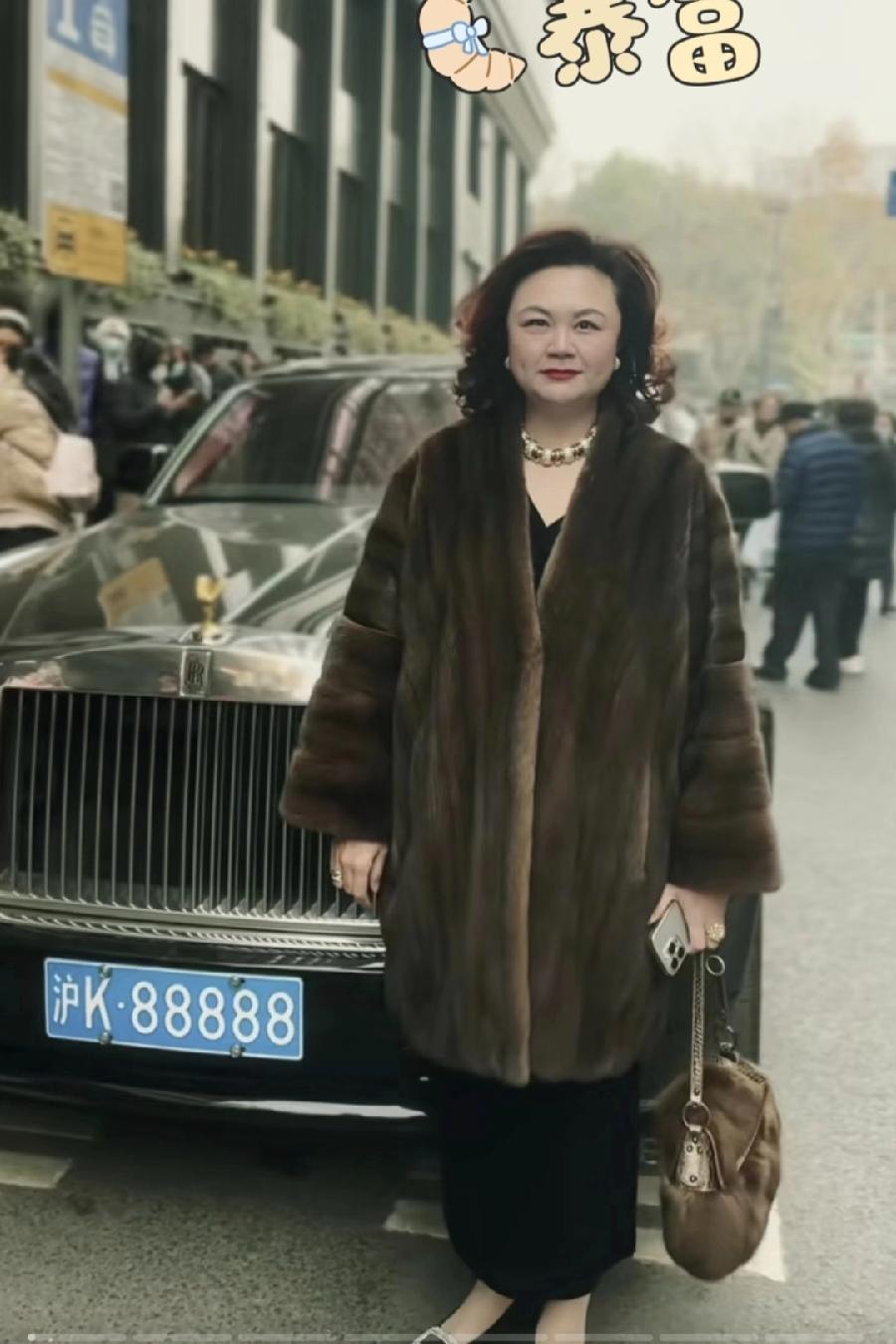 我发现一个规律，人手里一有钱，脾气就好了。

我楼下的邻居大姐，以前日子紧巴巴的