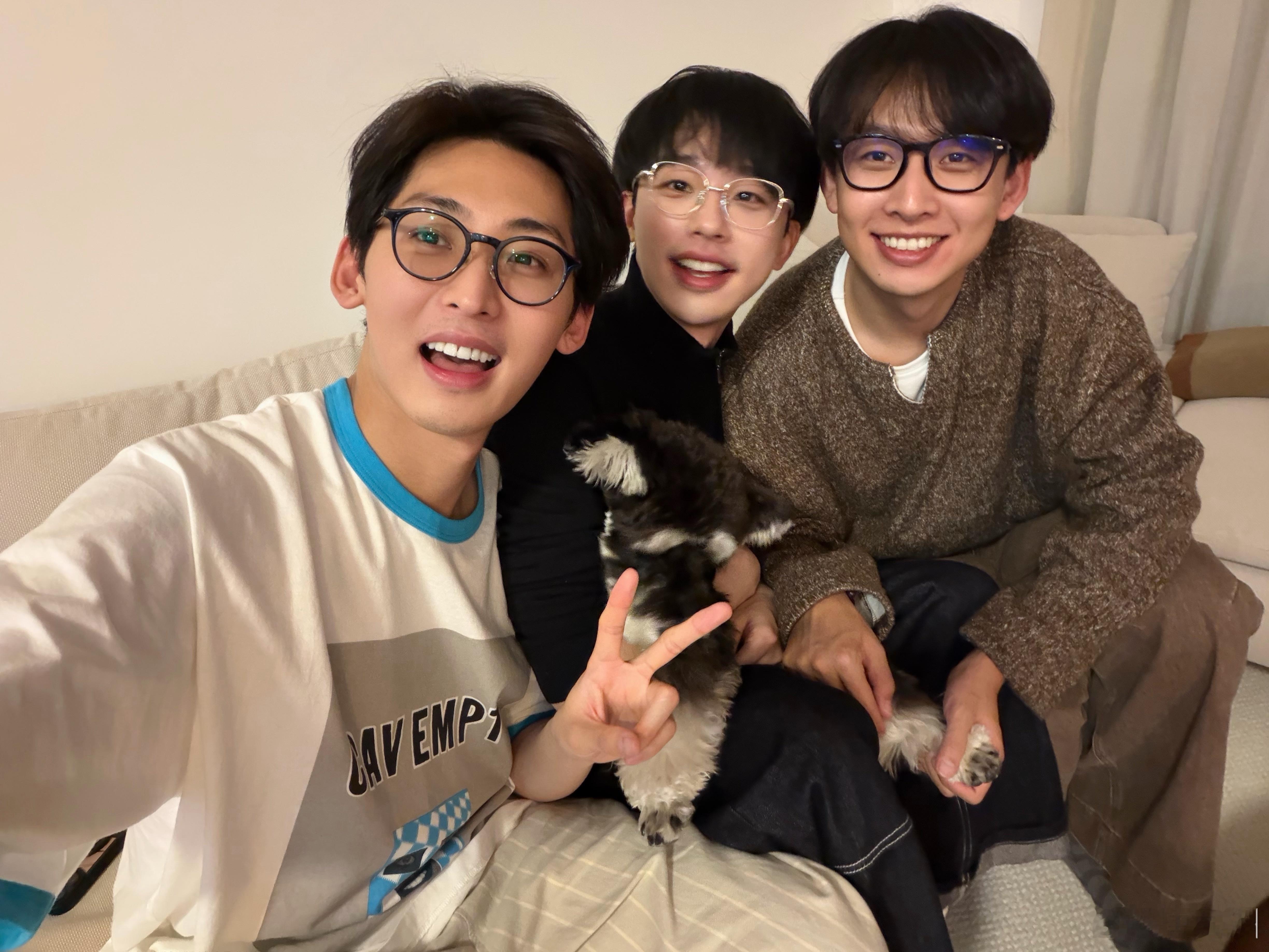 齐思钧：今天把狗抱着拍照，今狗抱～今狗抱我发出了何运晨的声音：你从不让我失望谐门