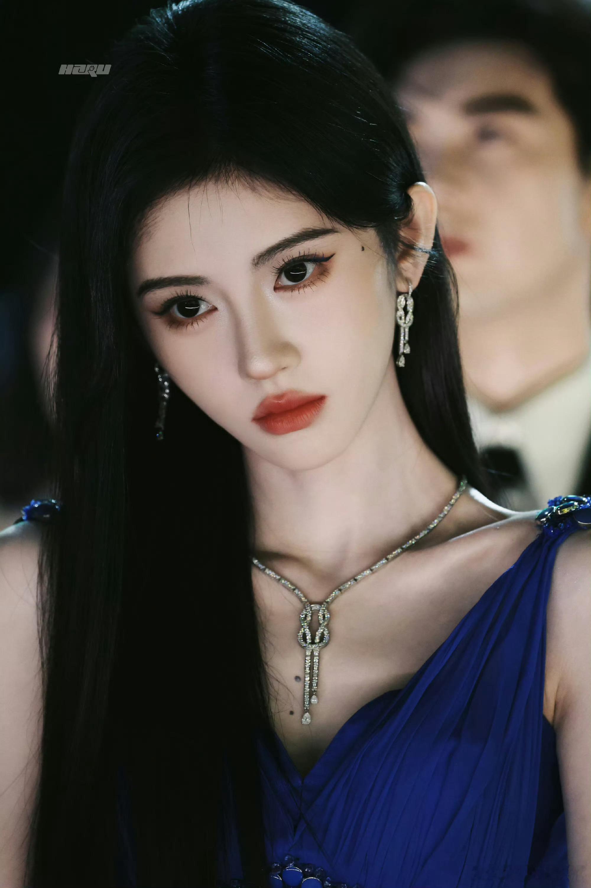 鞠婧祎 jjy鞠婧祎姜黎非jjy鞠婧祎千香玫瑰肆意地拥抱万物，绽放于四季，扬起白