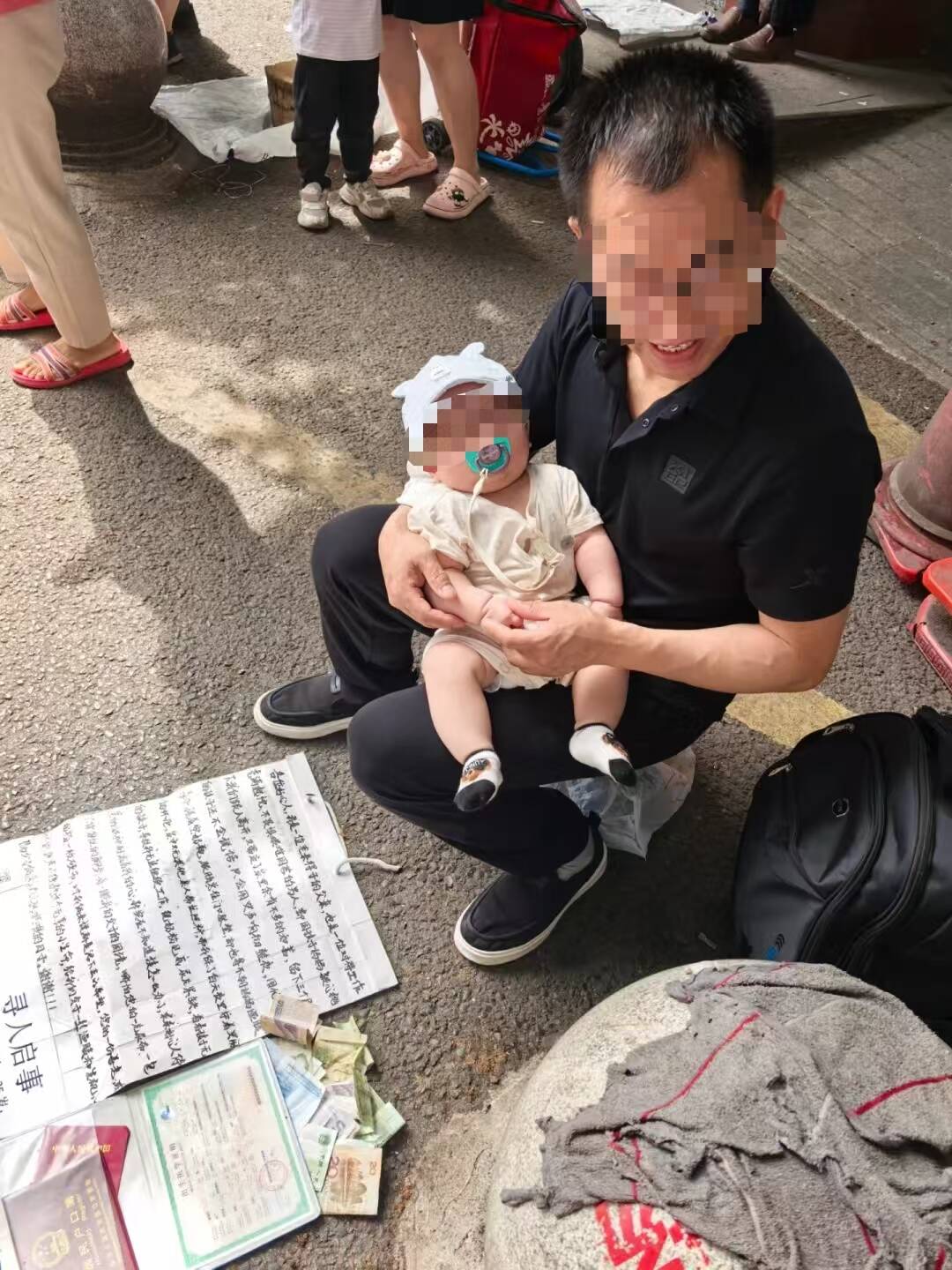 男子重庆街头怀抱婴儿乞讨并寻妻 当地街道办回应