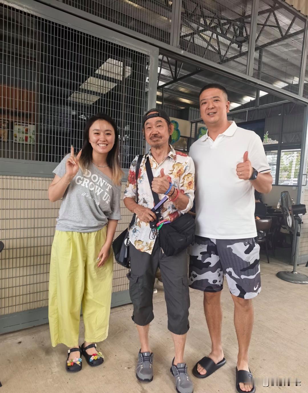 74岁“包租公”元华在马来西亚浪中岛旅游被偶遇，他的穿衣打扮低调朴素，身形消瘦，