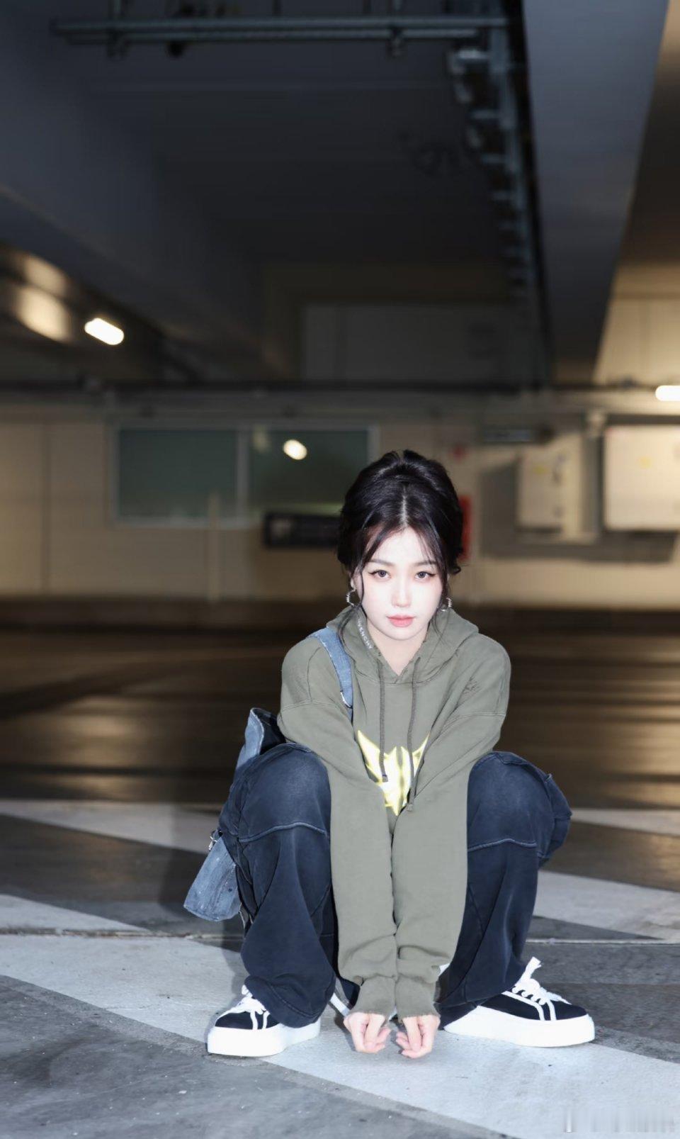 虞书欣[超话]  我了个呀咦 欣欣的休闲装也太好看了吧 这个酷劲真的好喜欢 这一