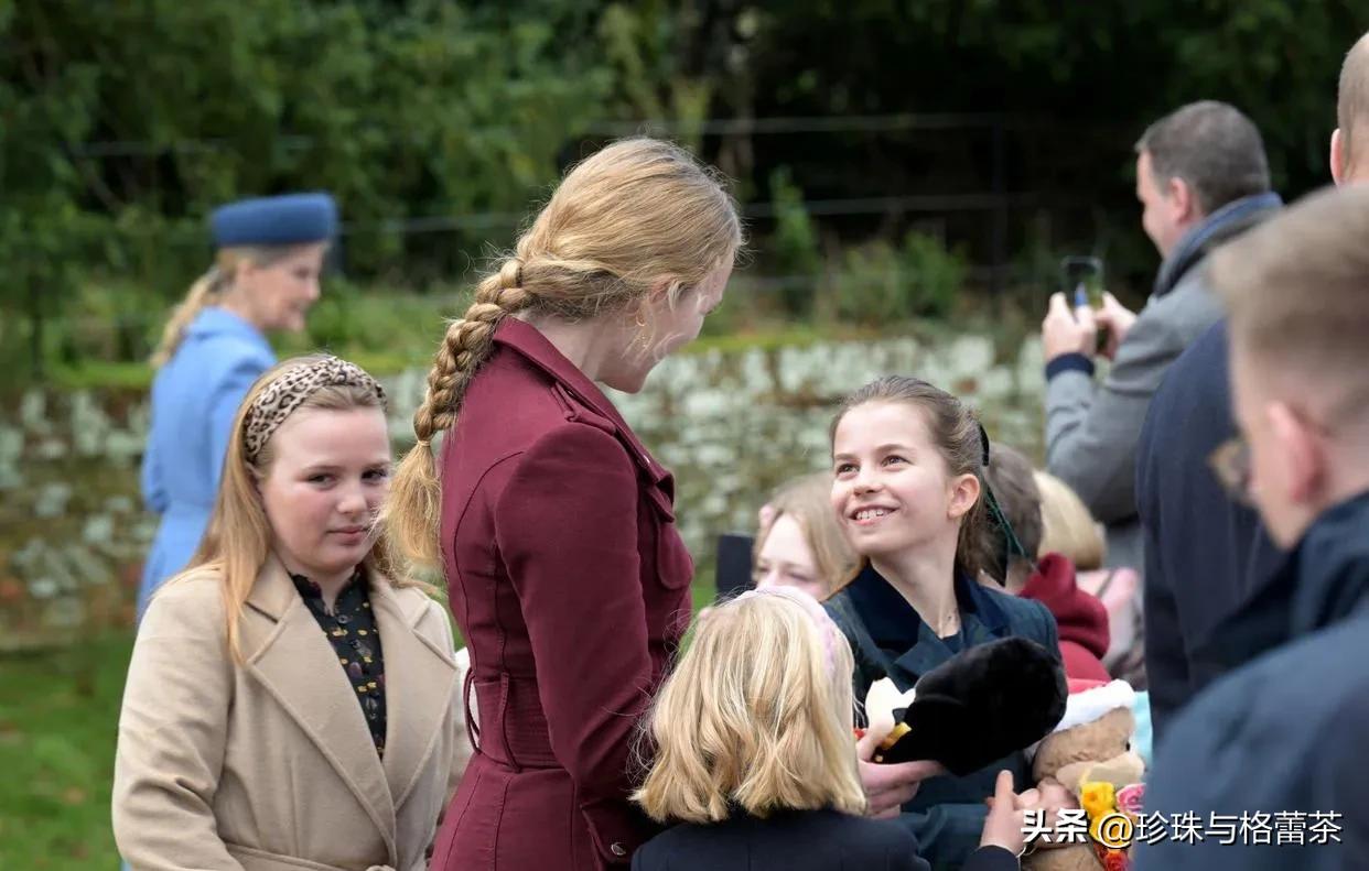 夏洛特在王室小姐妹里也太出众了！
圣诞节温莎家族活动，9岁的威尔士的夏洛特公主和