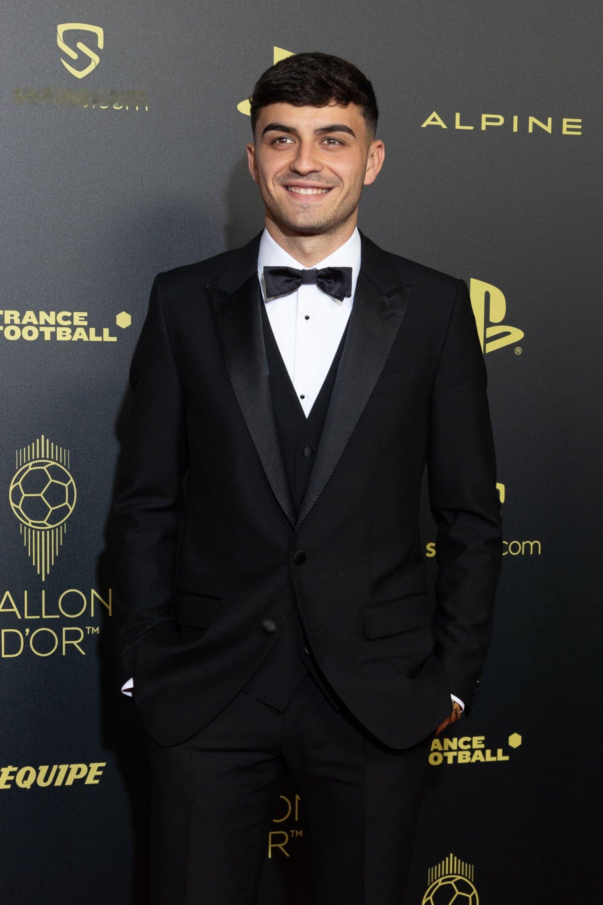 问：如果赢得欧冠冠军，会做什么？ 佩德里：我不会把头剃光，因为我妈妈不让。她跟我