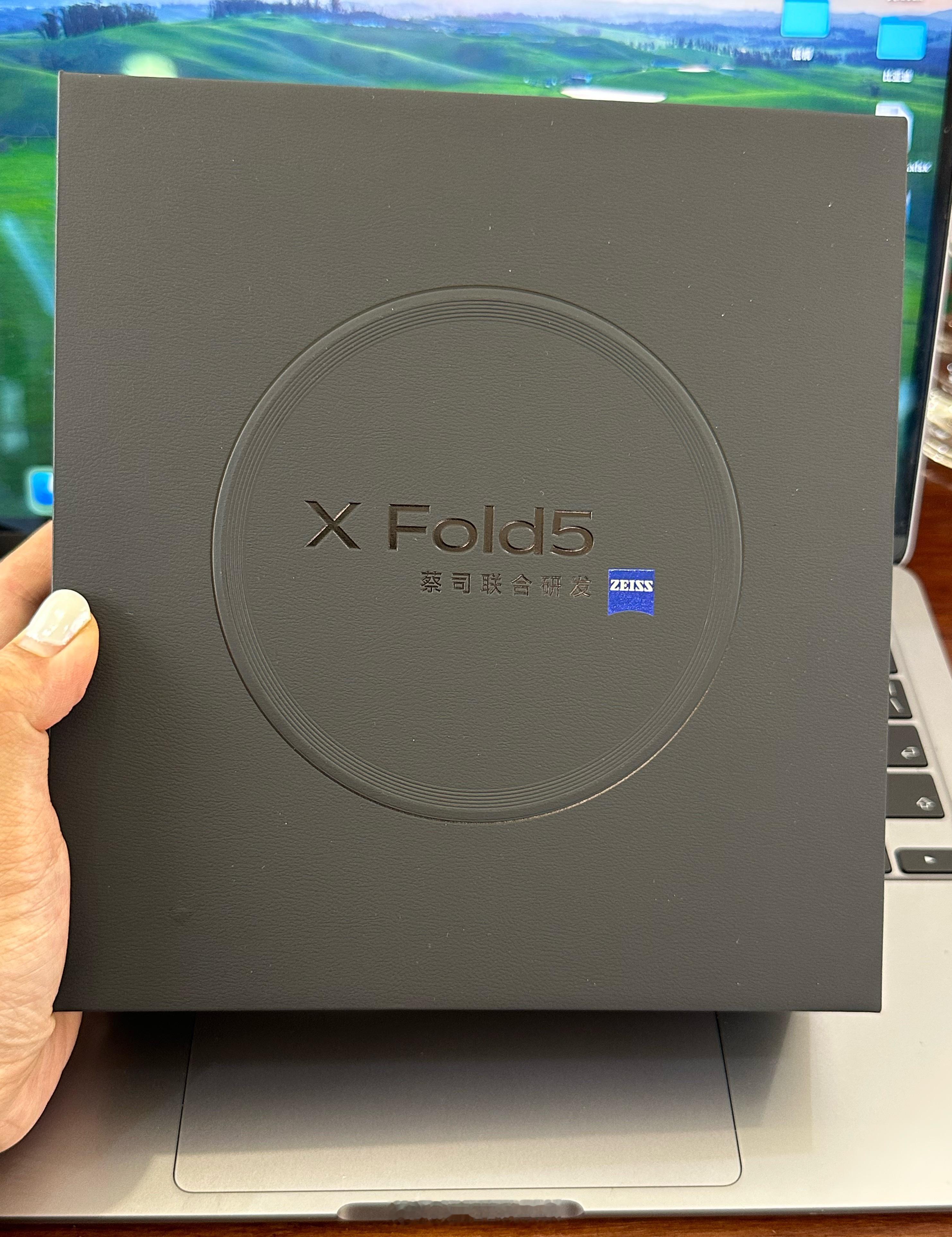 大家都喜欢的又轻又强又薄颜值高的vivo X Fold5我拿到啦，猜猜我拿到的是