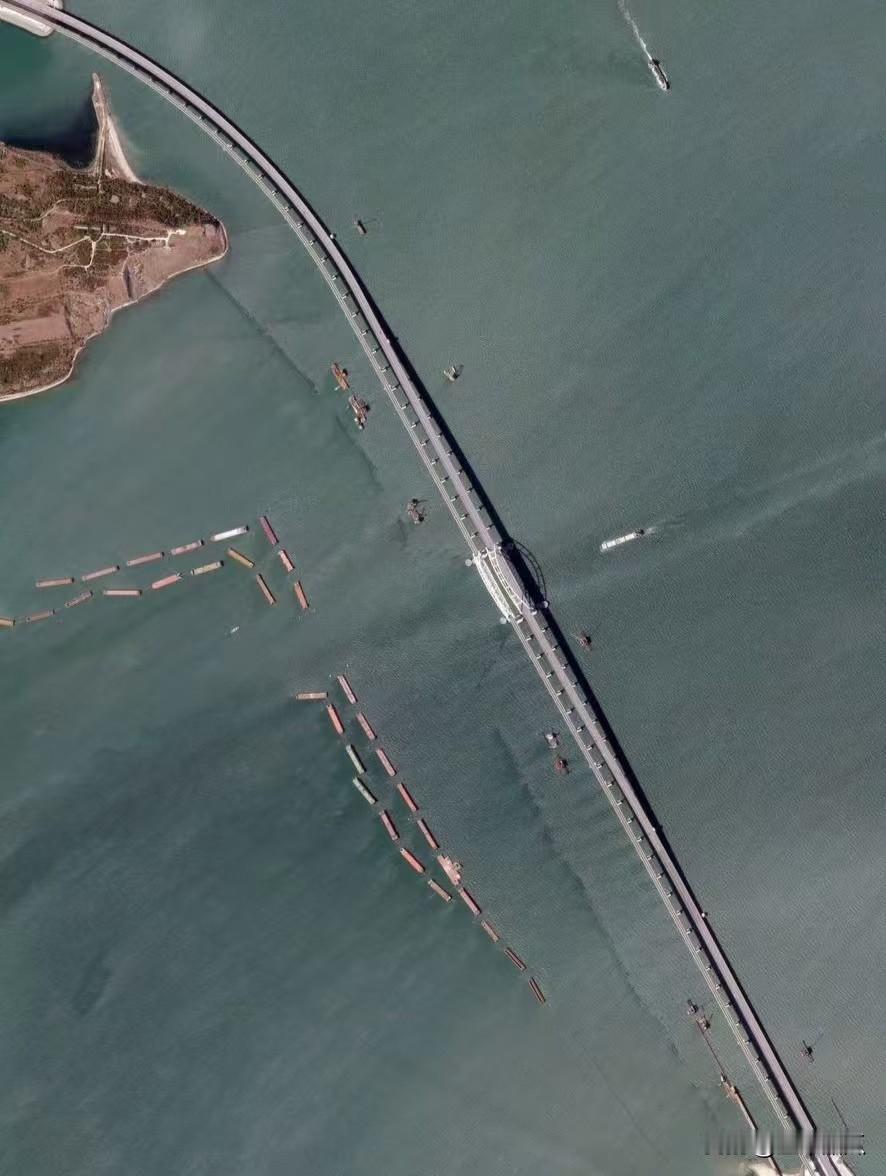 克里米亚大桥，俄罗斯工程兵为了稳妥起见，在黑海一侧又布置了一道船阵，这样就又两道