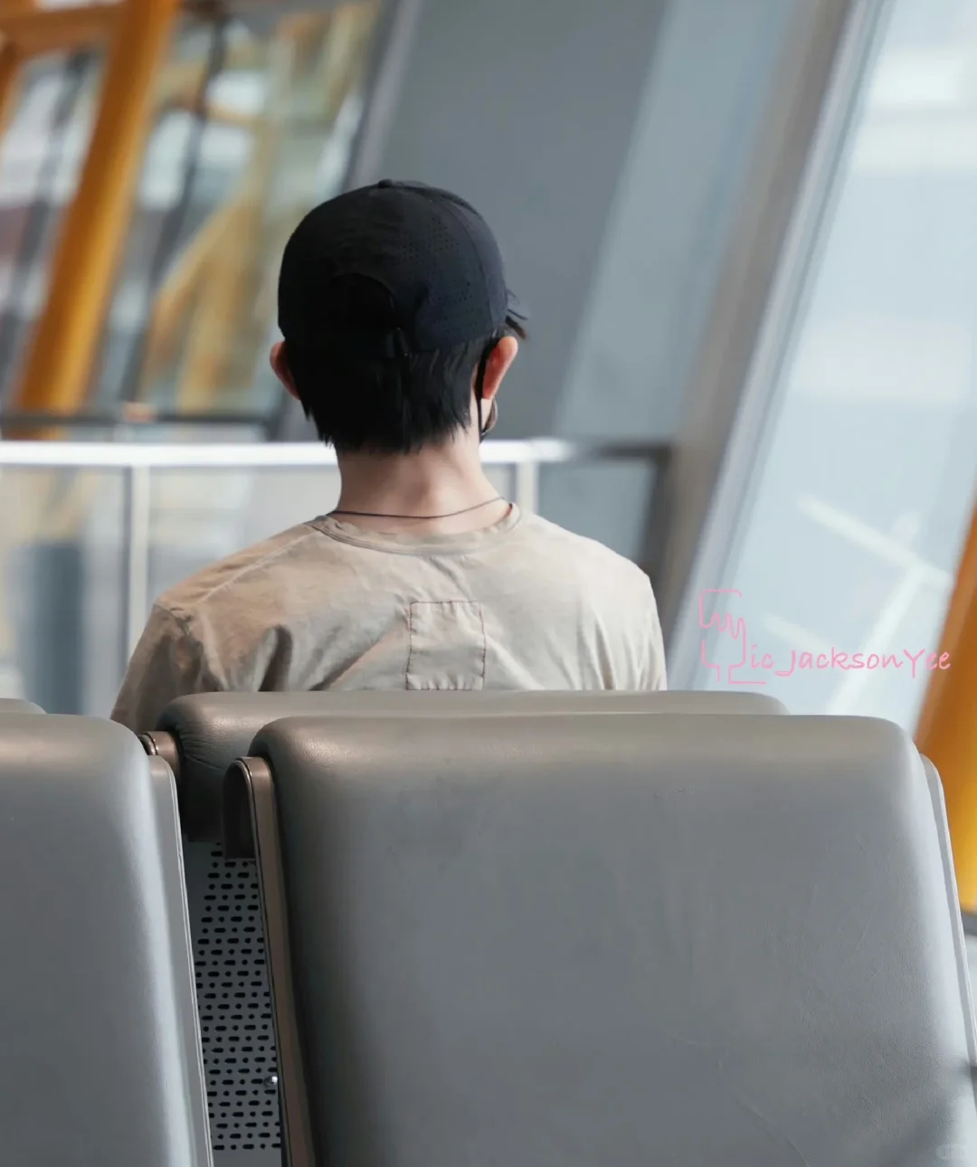 好想从背后抱他🥺