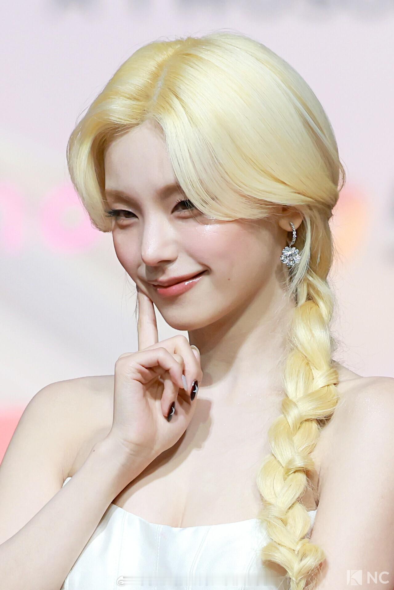 ITZY 黄礼志、崔智秀、申留真、李彩领、申有娜今日SBS红毯新闻图 