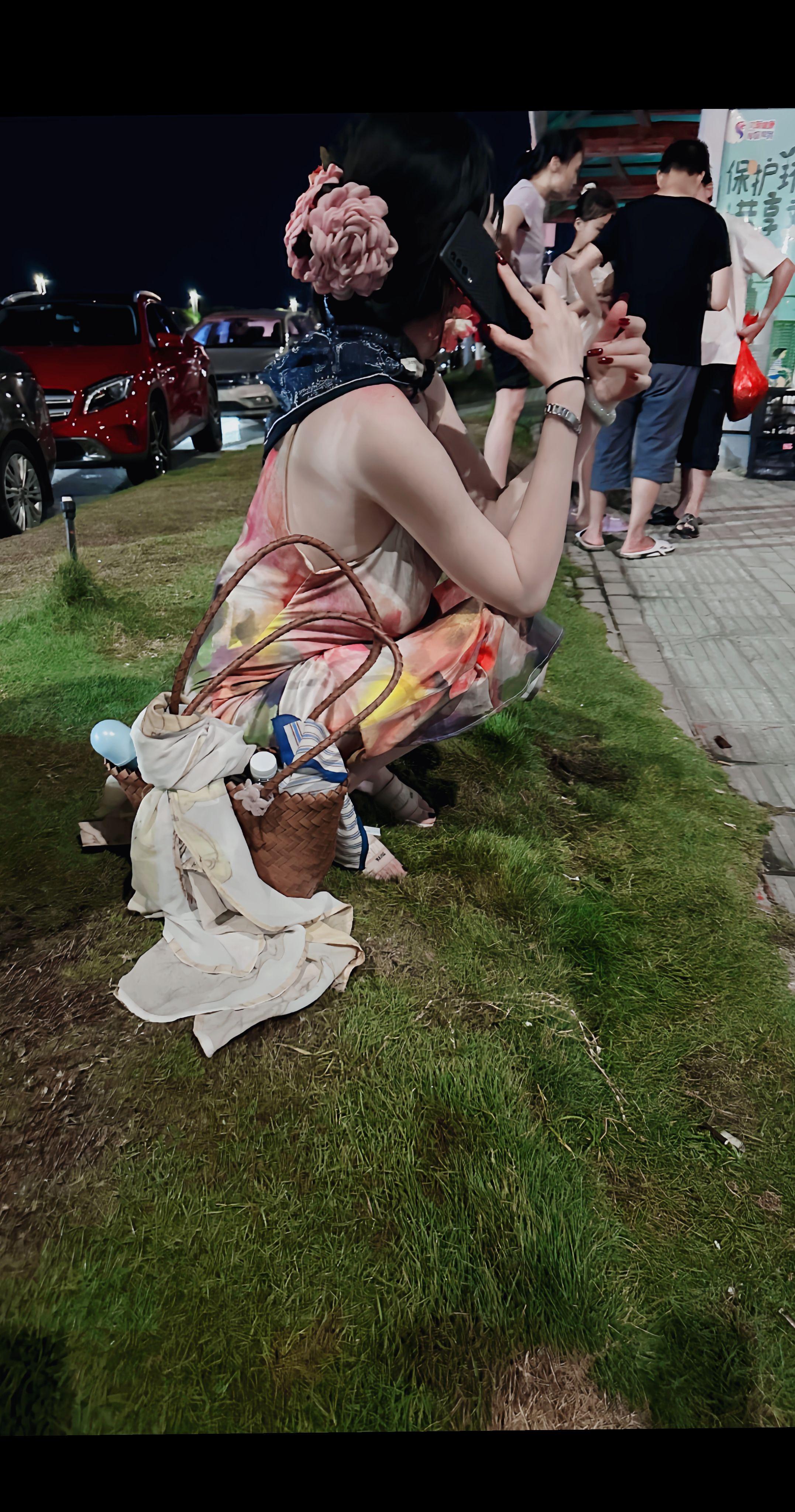 我气血虚 总喜欢蹲地上 在街边  在草坪 直到有一天我又蹲下 抬头看见...