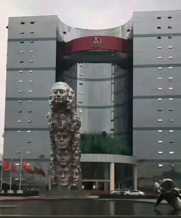 五粮液公司门口，为什么要做这个雕像 