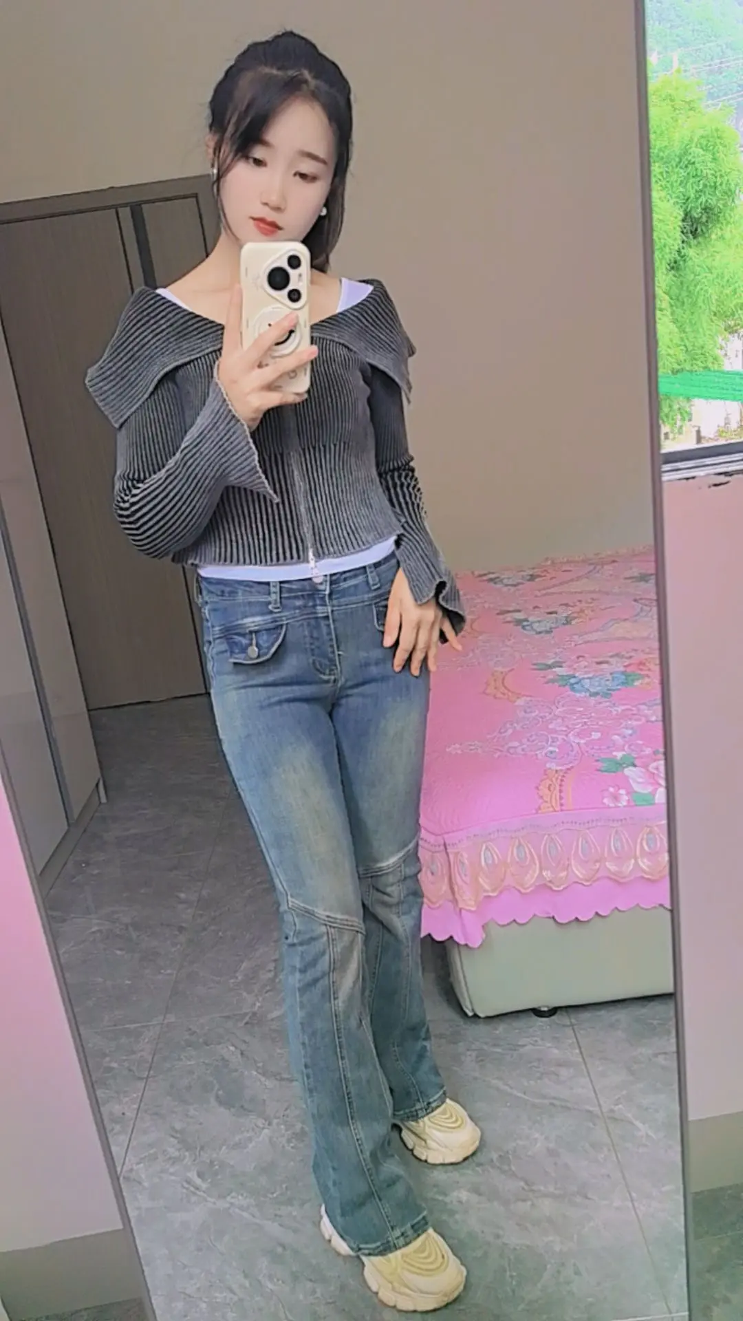 当有一天你尝尽了社会的无情，金钱的压力，爱情的不堪，人心的险恶，你就会...