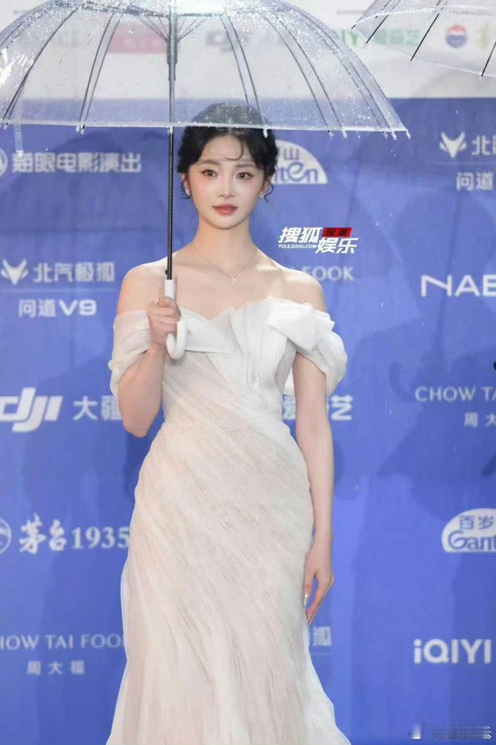 周洁琼北影节生图周洁琼北影节红毯北影节阴雨天里，周洁琼雨中撑伞格外亮眼，生图状态