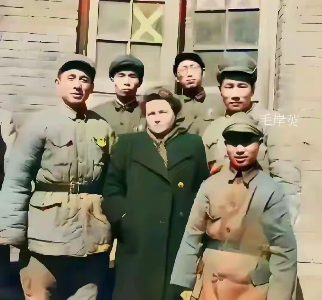 一张罕见老照片 毛岸英与战友们的珍贵合影 每一张面孔都值得被铭记 
