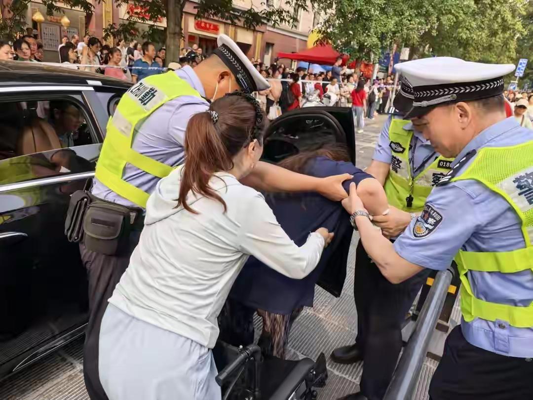 最美赶考护航！武汉交警细微举动，撑起考生一片晴空
 （个人观点仅供参考，无任何不