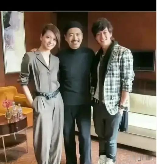 梁永琪和1米8的周润发站在一块，基本上一样高。女生这个身高已经非常可以了，女人本