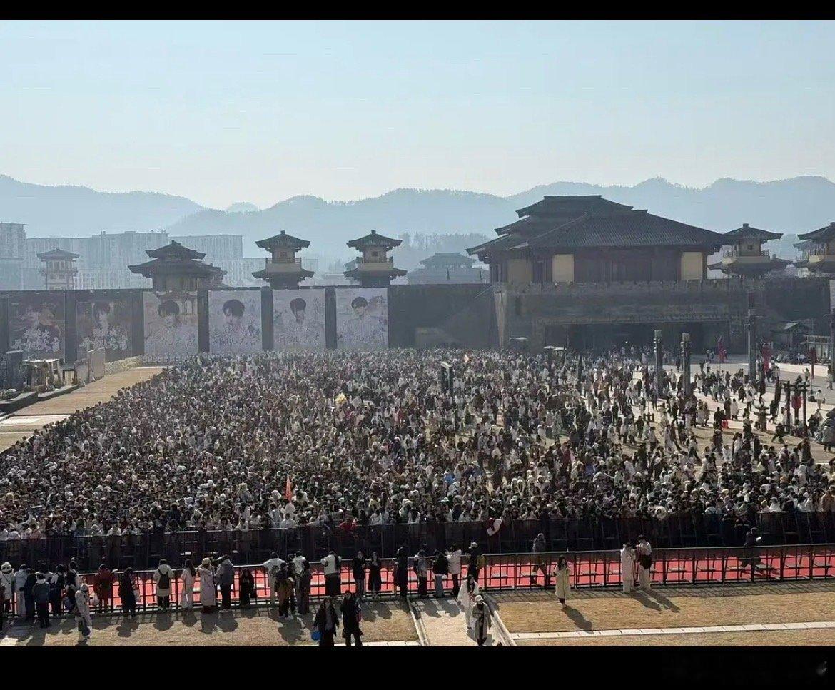 何不同舟渡制片人导演认证檀健次：横店史上最大应援 