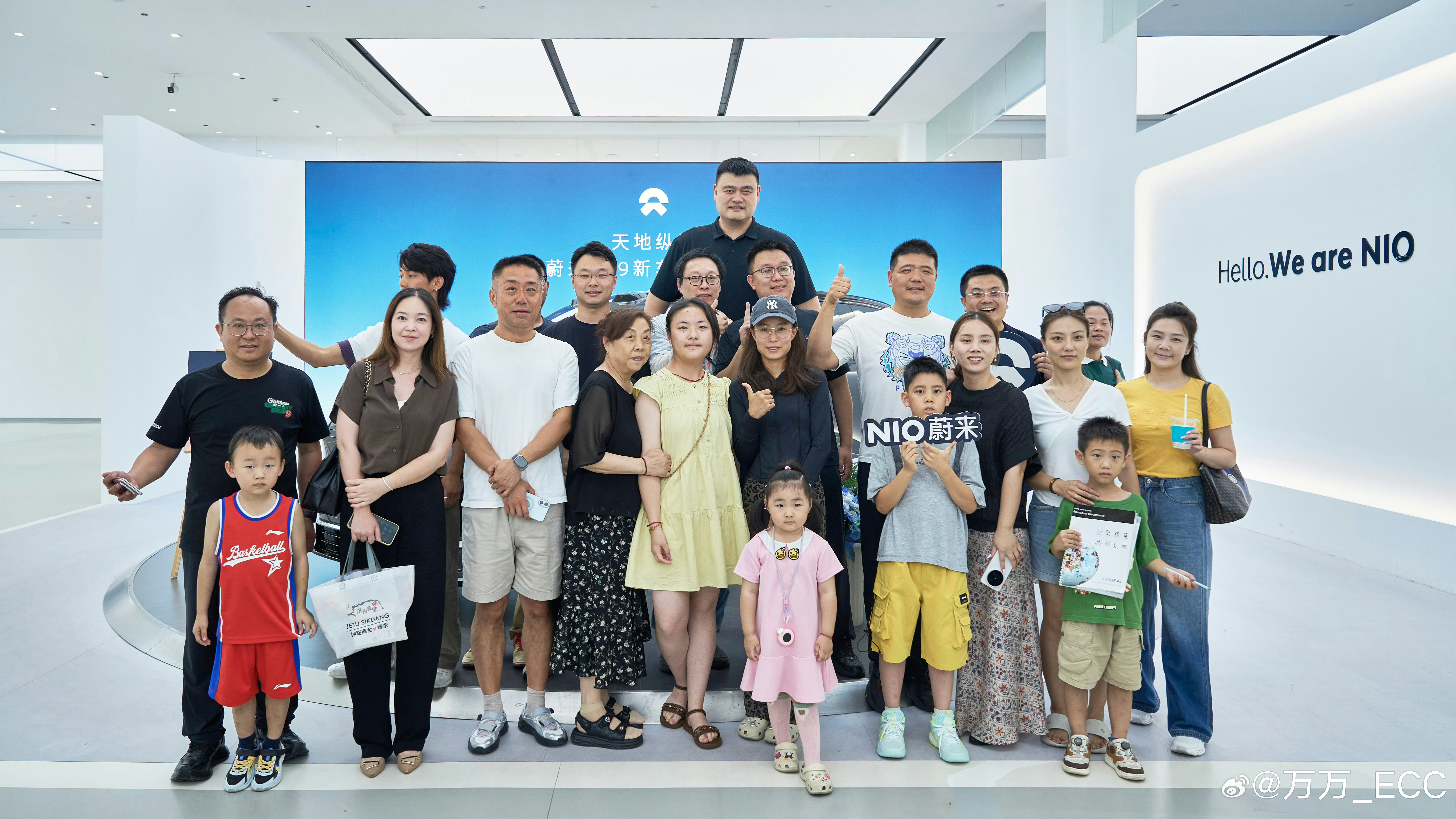 “这位尊贵的 ES9 车主，请您不要站在凳子上”