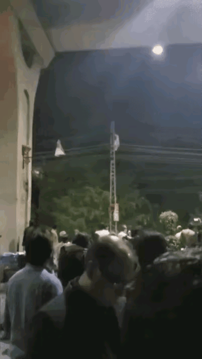 这是在表演什么节目，还有这么多人在围观，看着往上爬的样子，从外形上看，应该是一个