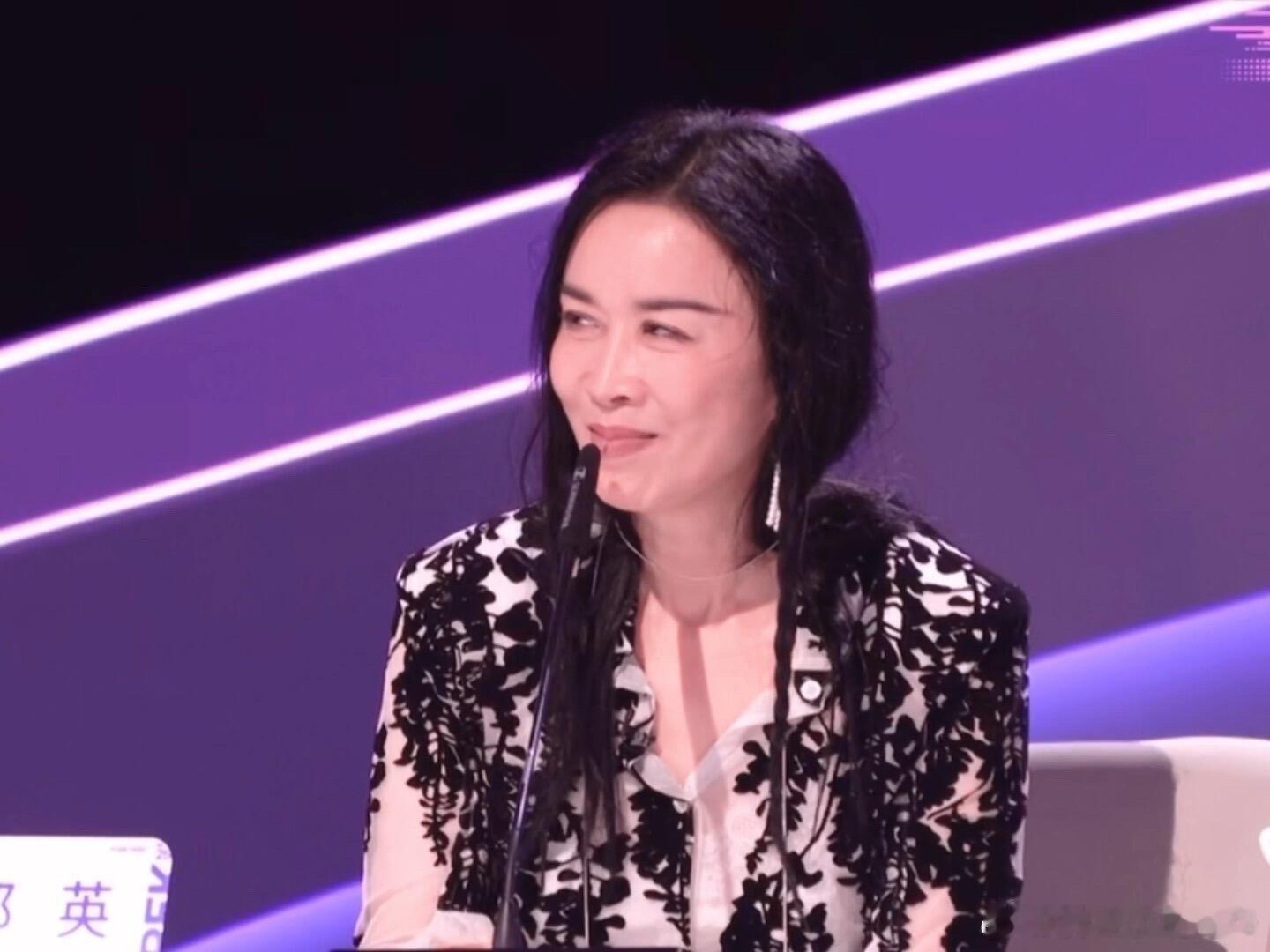 那英刚洗完头就上节目了NO! 是姐的新发型！妆造团队加鸡腿，每一根发丝都写着“时