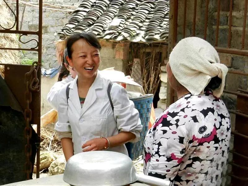 2008年，1 女子为了和丈夫团聚，放弃城里的高薪工作，来到了偏远山村开小诊所。