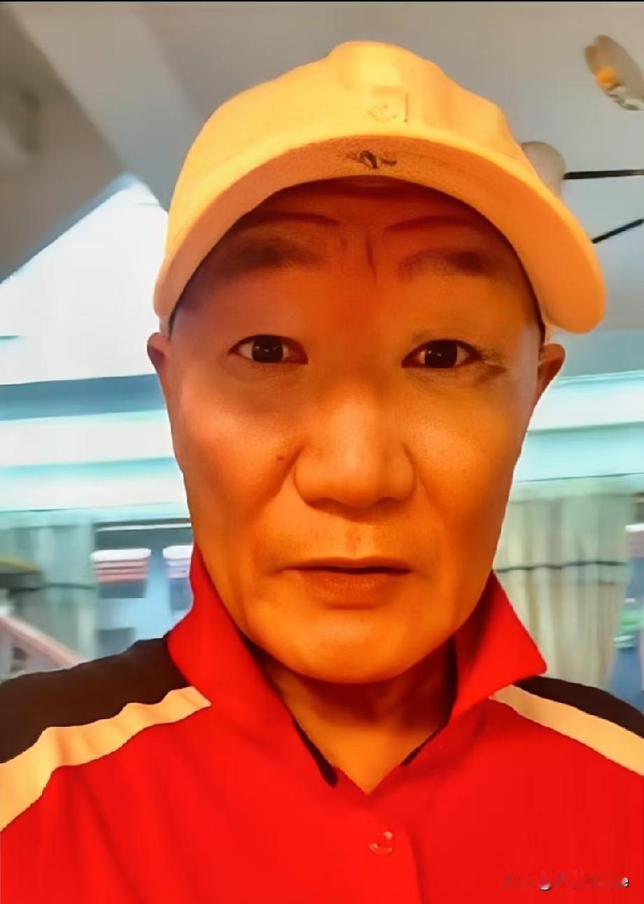 谢东的大儿子已经满8岁了。

近日，谢东为大儿子过8岁的生日，妈妈和弟弟在一旁作