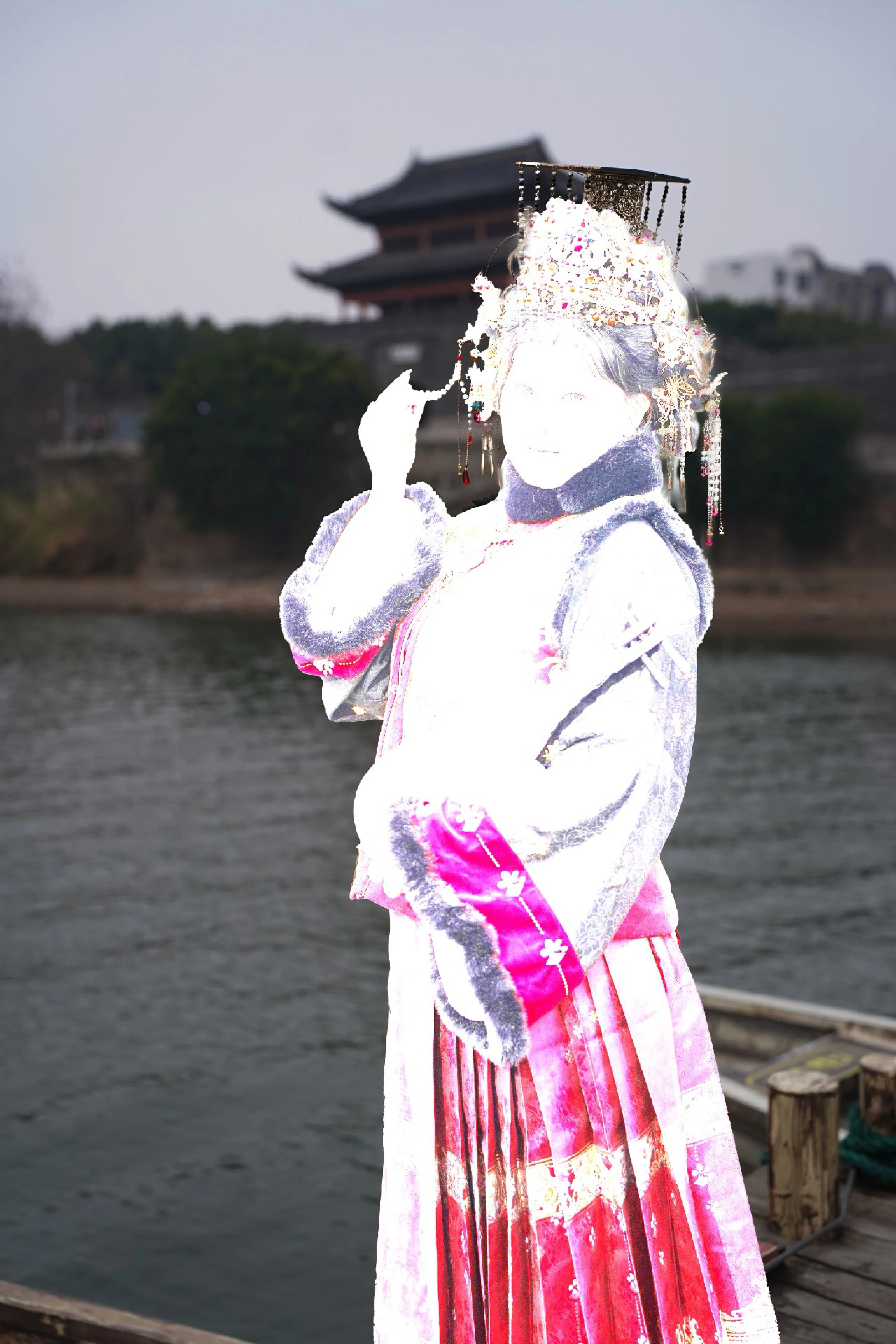 帮小姐姐拍完照修完图她很高兴，说下次还要找我拍冷白皮