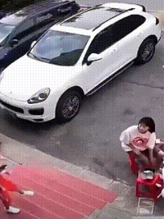为大爱点赞！抱孩子女士台阶踩空，孩子被陌生人接住！
刚才看到一则监控录像，实在让