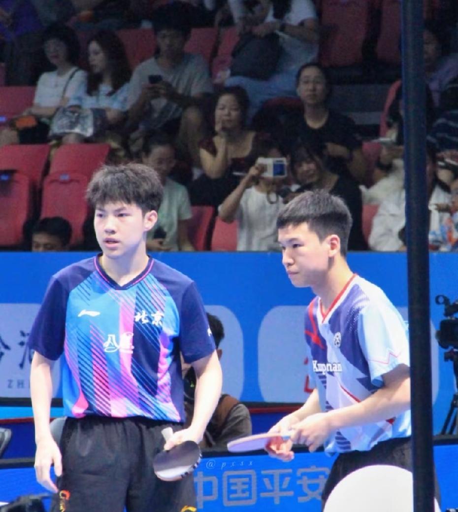 恭喜黄友政、向鹏晋级男双决赛！
小袁和蜜蜂狗辛苦啦
7月19日，男双半决赛
黄友