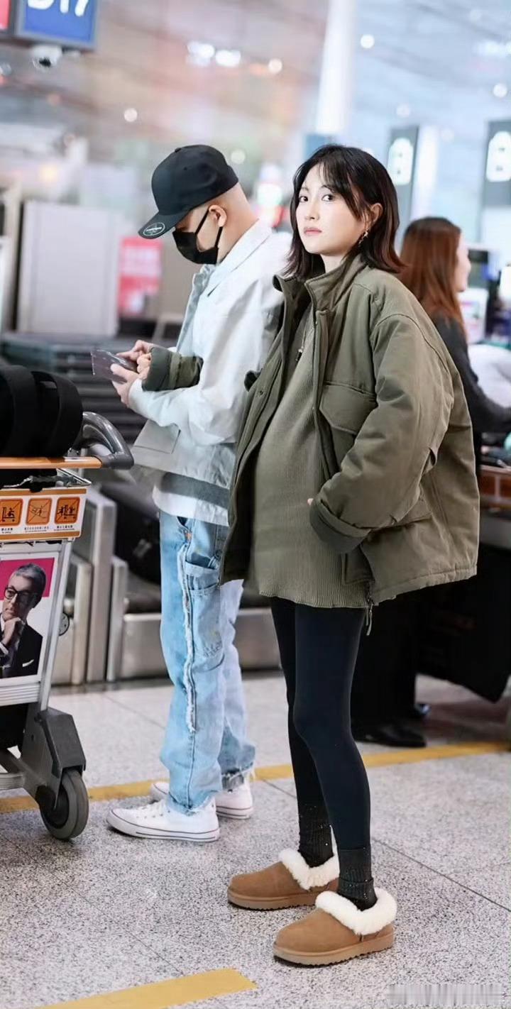 包文婧疑怀二胎  包文婧的肚子  网友拍到包文婧，只见她的肚子隆起，这是怀二胎了