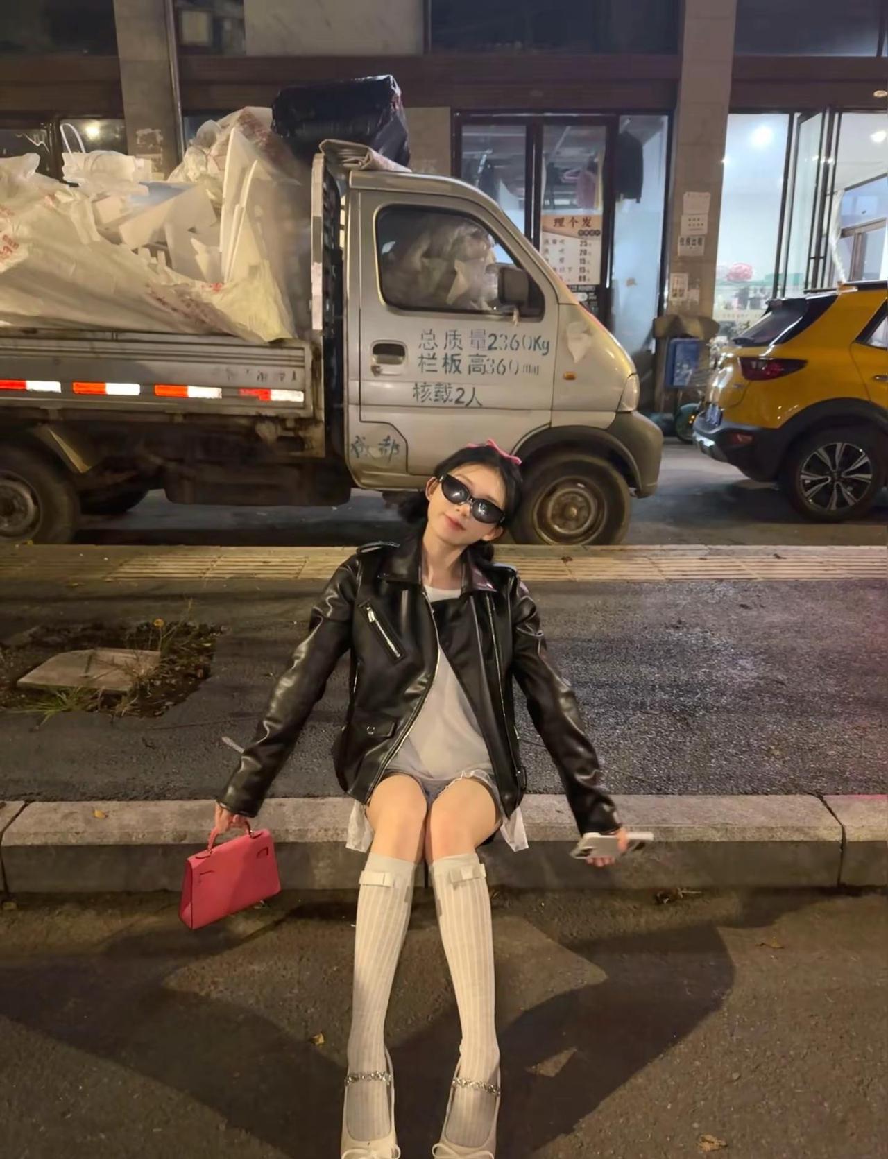 辣妈穿搭 女明星出街 硬曲配硬图 帅哥 正常汤要放几勺盐