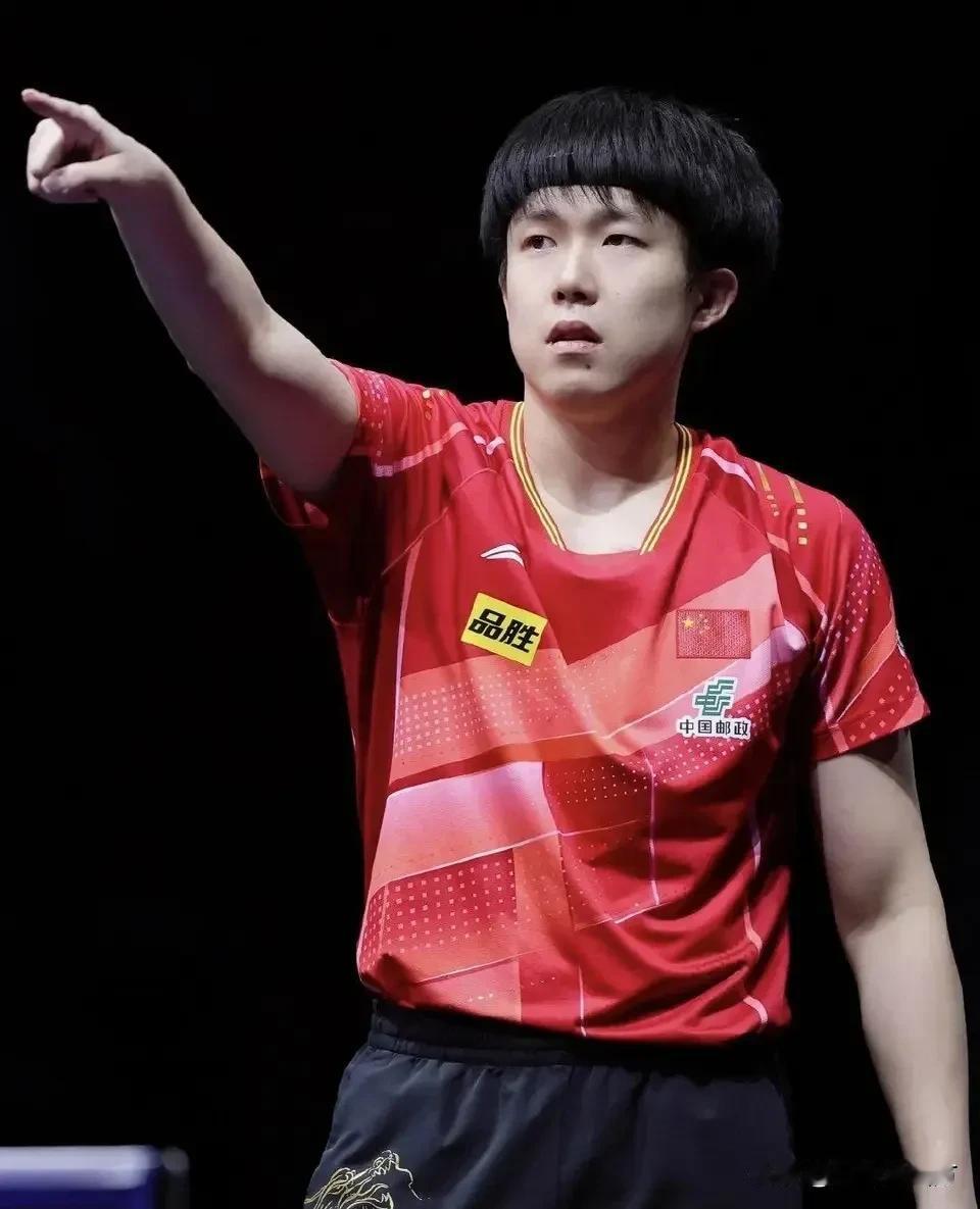 不知道从什么时候开始，乒乓球运动员在场上比赛时又额外增加了一项“工作”，就是去提