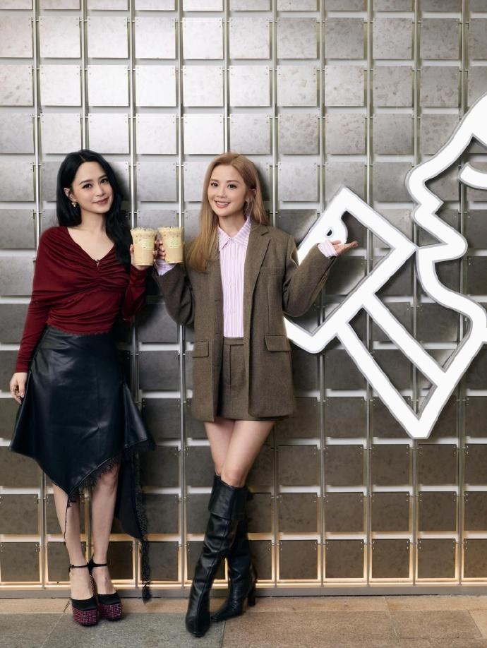 最近蔡卓妍和钟欣潼一起出席时尚活动，两位美女站在一起像一对年轻的姐妹。

蔡卓妍