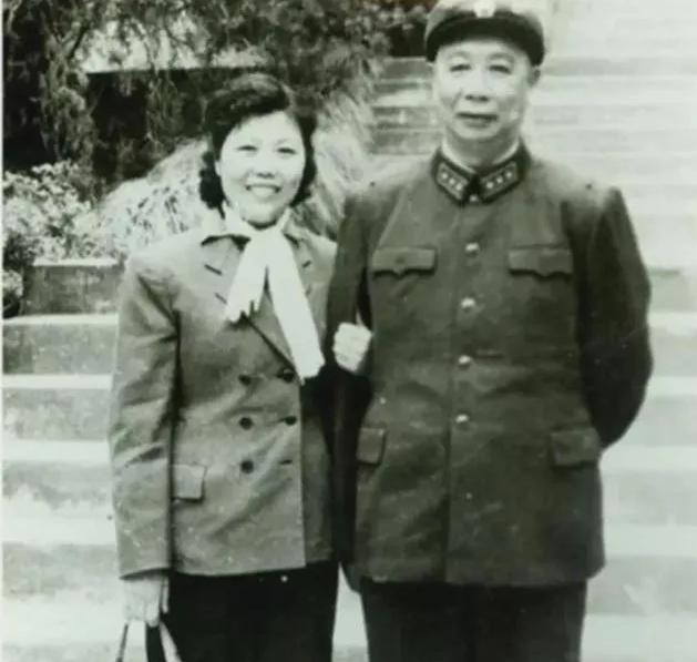 1980年，71岁的开国上将陈士榘与妻子协议离婚，谁知，6个子女却齐声地表示“早