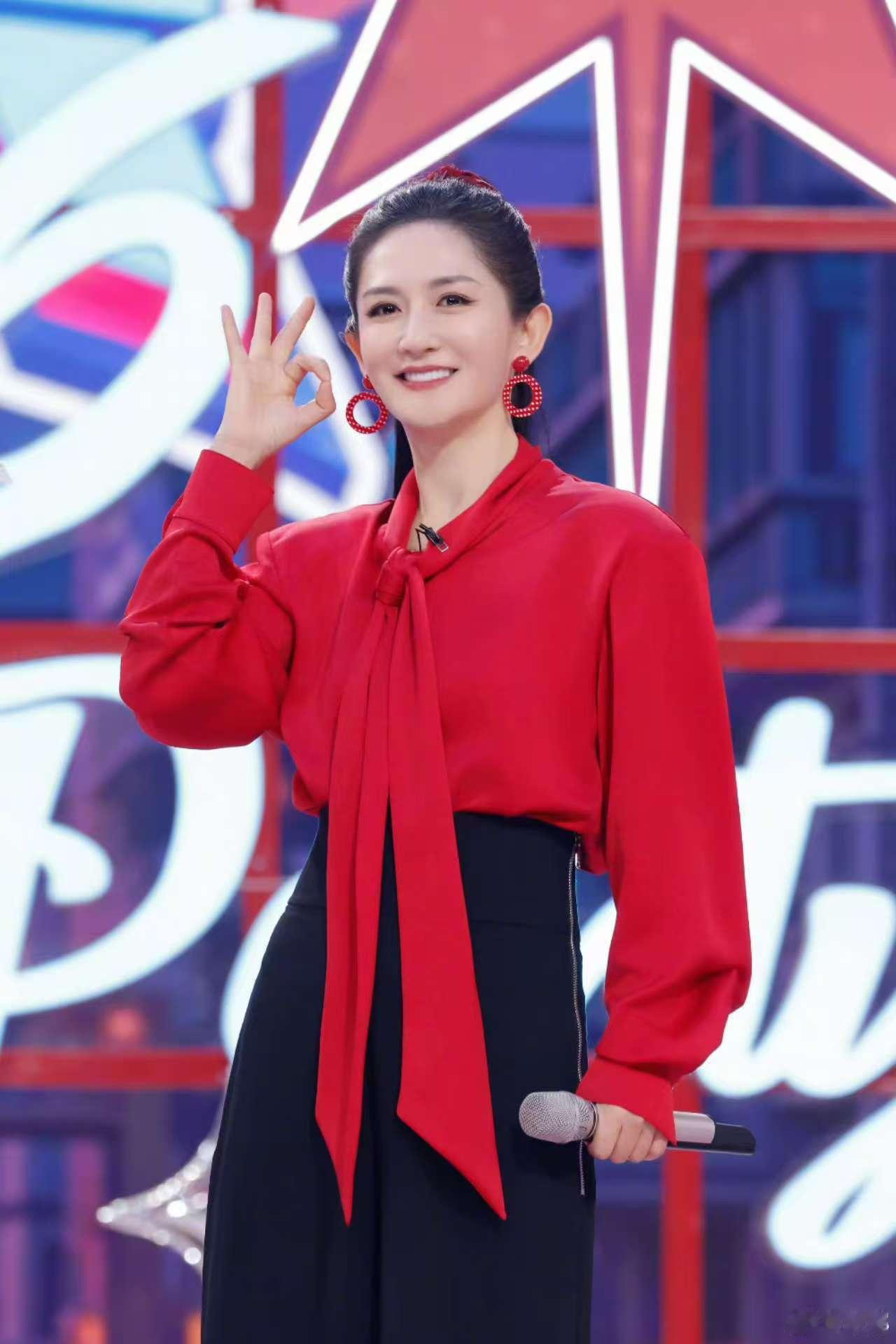 谢娜今晚复古风拿捏谢娜复古风拿捏谢娜周末快乐暑假快乐，复古风拿捏，[抱一抱][抱