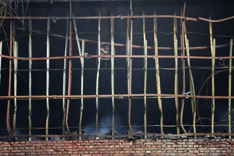 新年一到，那股热乎的年味就像潮水般涌来。从北国到江南，从乡村到城市，各有各的热闹