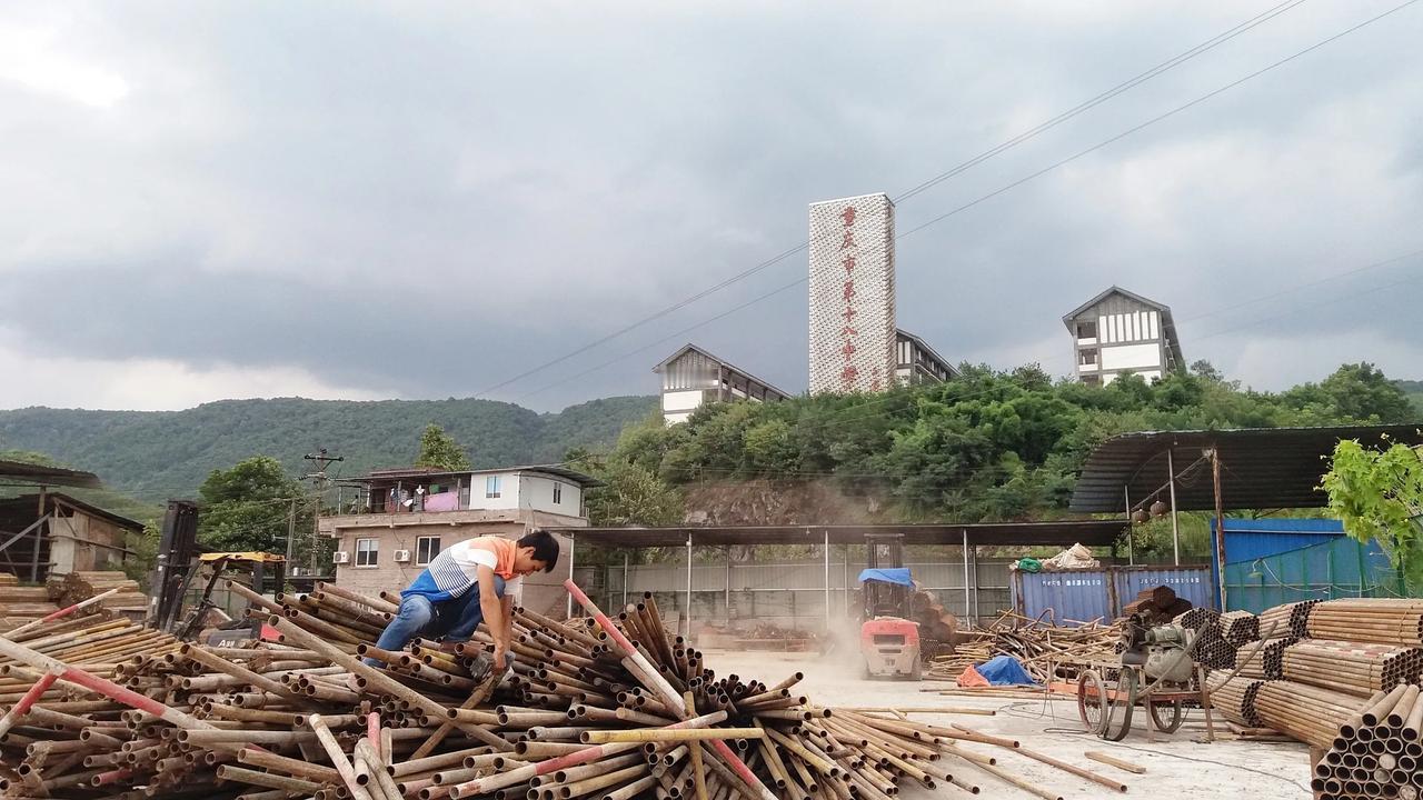 大家早上好！
岁月2882
《寻》重庆链合租赁场
经年重回故地游，
门无窗缺楼依