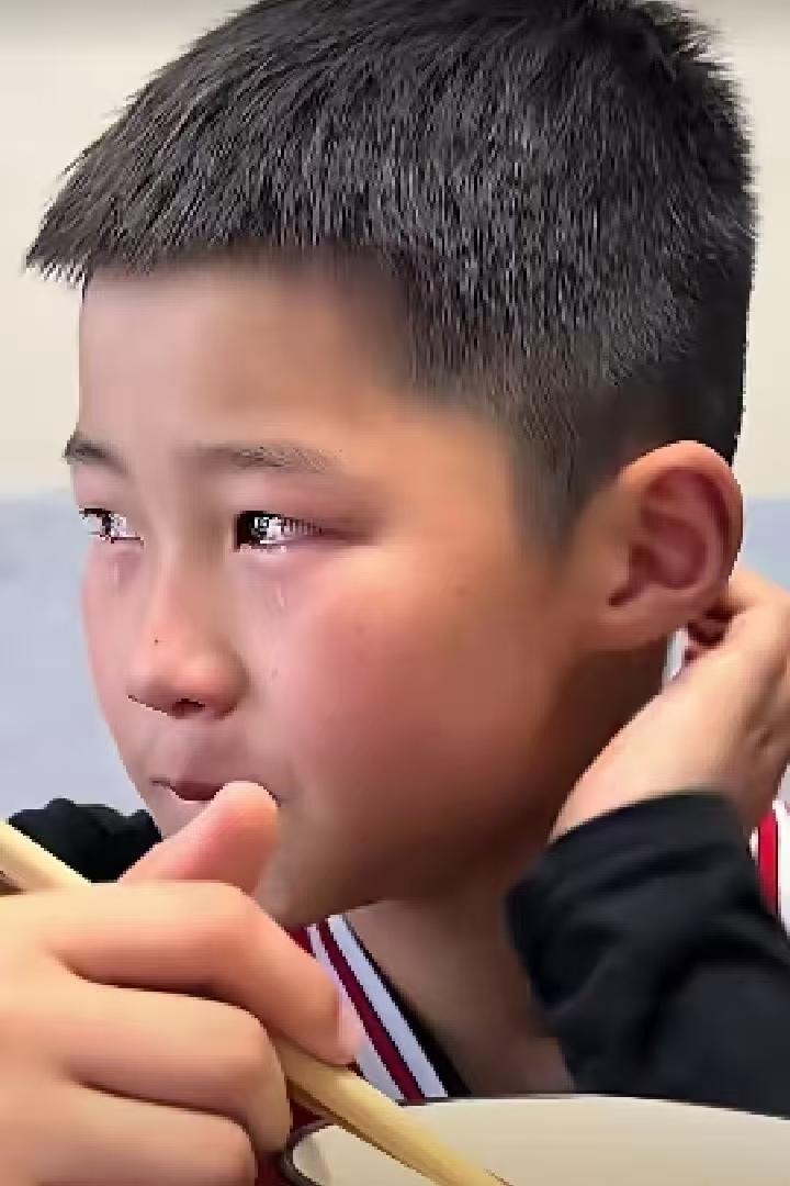 泪崩!崩不住了，单亲妈妈给儿子10块钱，让他坐车回来，儿子没坐车，步行一个多小时