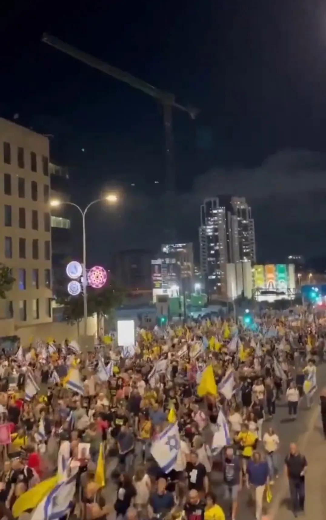 昨晚以色列特拉维夫爆发大规模反战游行，超过19人被捕。
现在战争进入第二个月，还