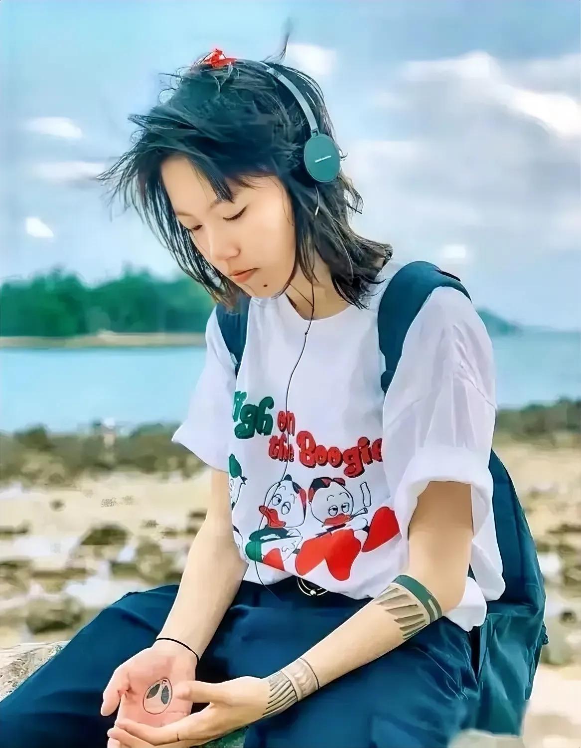 窦靖童入心听音乐的样子很飒。