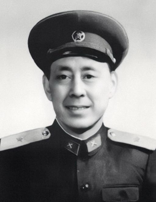1952年上甘岭，小兵扛炮弹偶遇师长，仔细观察后，他小声跟战友说：这位首长，像我