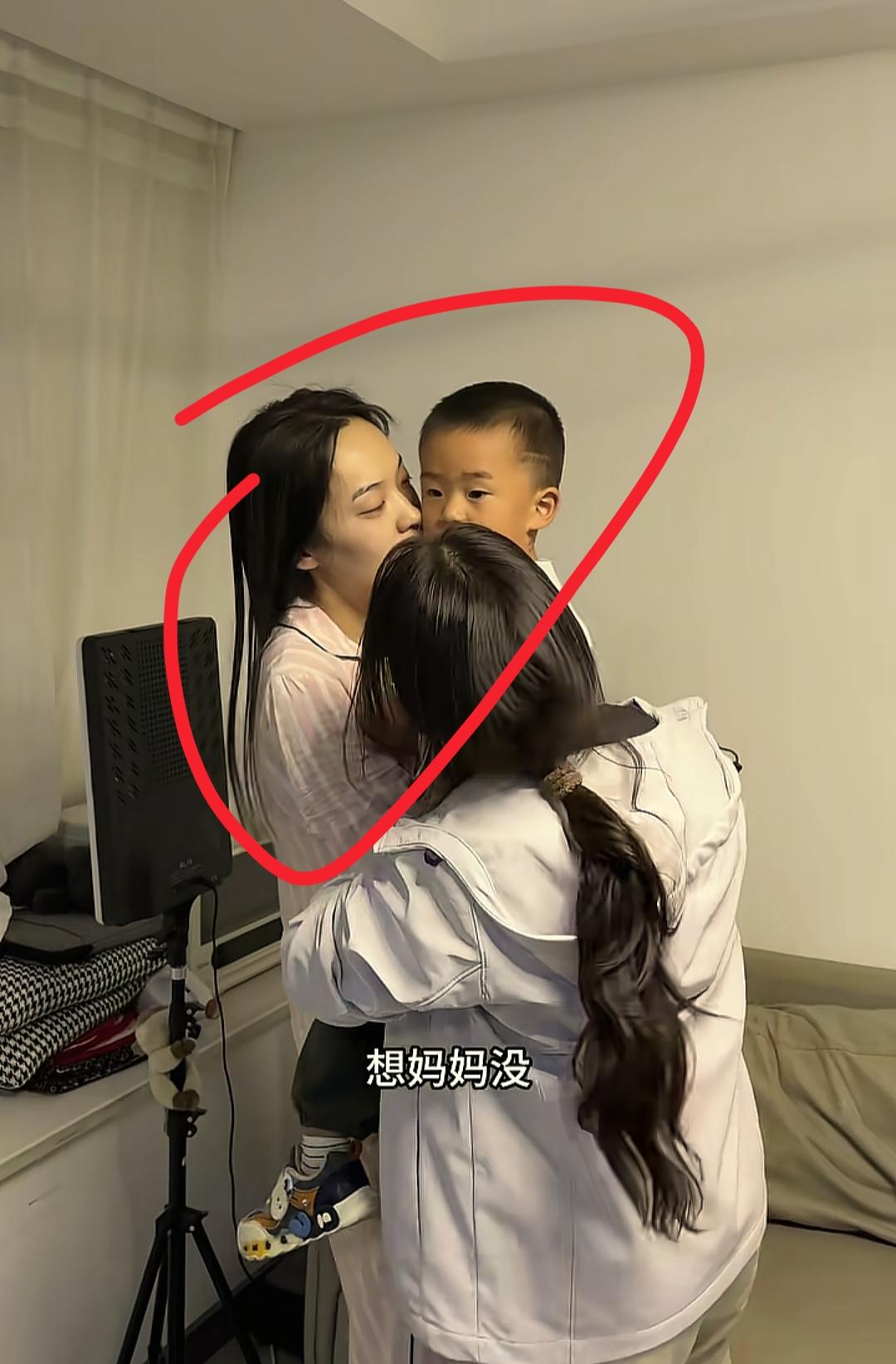  现在全网最委屈的女人就是杨杨了吧！
不是因为房间没收拾，也不是因为饭菜有差异，