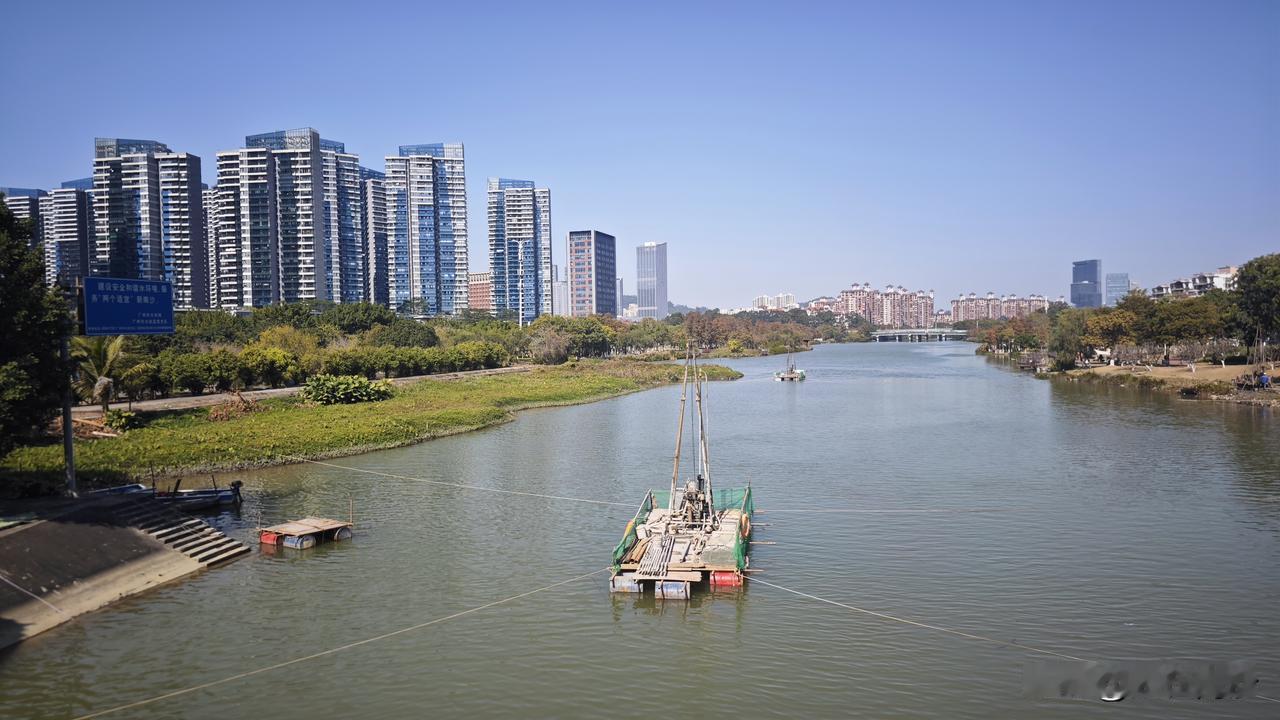 蕉西水闸重建终于开始动了，看这阵势，是要先搞个临时水坝截流的意思？