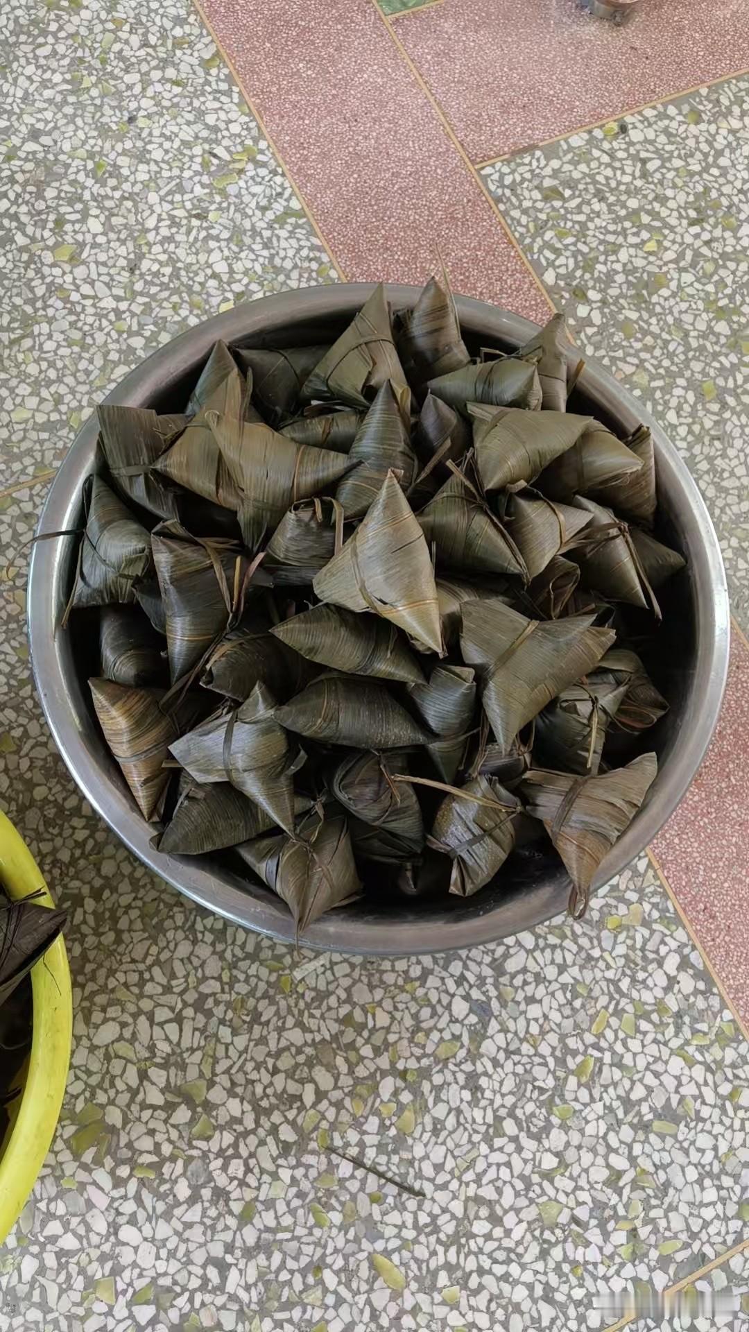 蓝田端午节有送粽子的习俗，现在外面价格有卖两元一个的，还有2.5元一个的。你们那