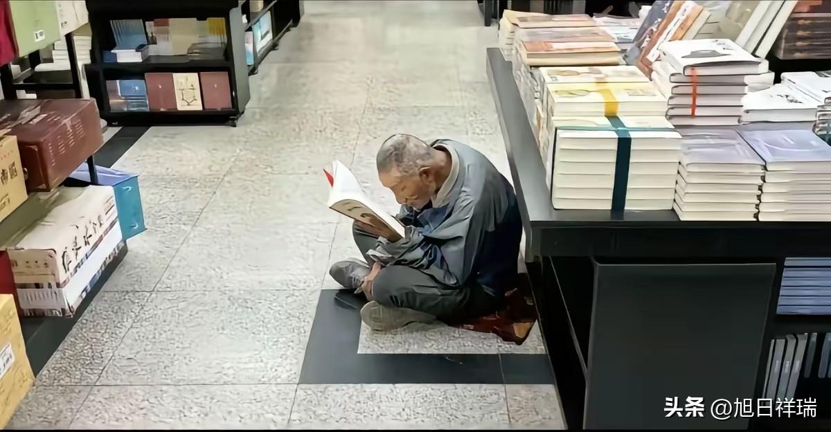 杭州图书馆坚持23年零门槛，拾荒老人进馆前主动洗手，馆长一句话被记了十几年：我无