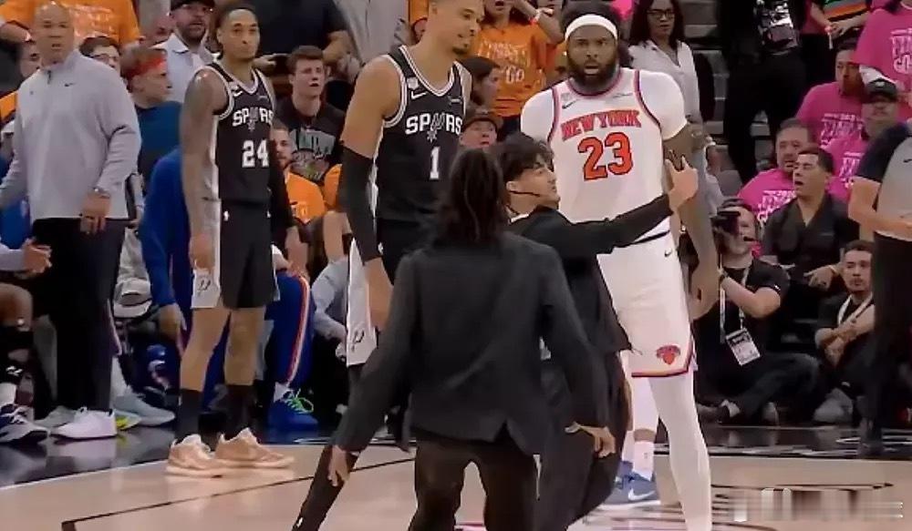 NBA总决赛球迷冲场NBA总决赛，纽约尼克斯在客场以105-95的比分战胜圣安东
