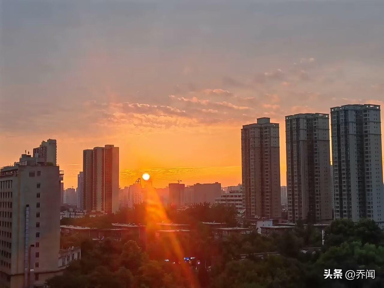 【七绝•日落黄昏】
日落黄昏坐晚霞，青塘迤逦尽鸣蛙。
芭蕉已举头前月，更有蜘蛛网